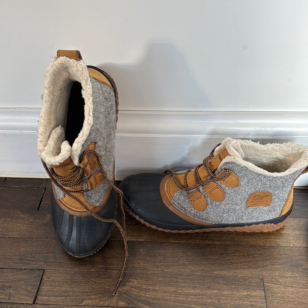 Cozy woman’s  Boots in Gray and Brown sorel